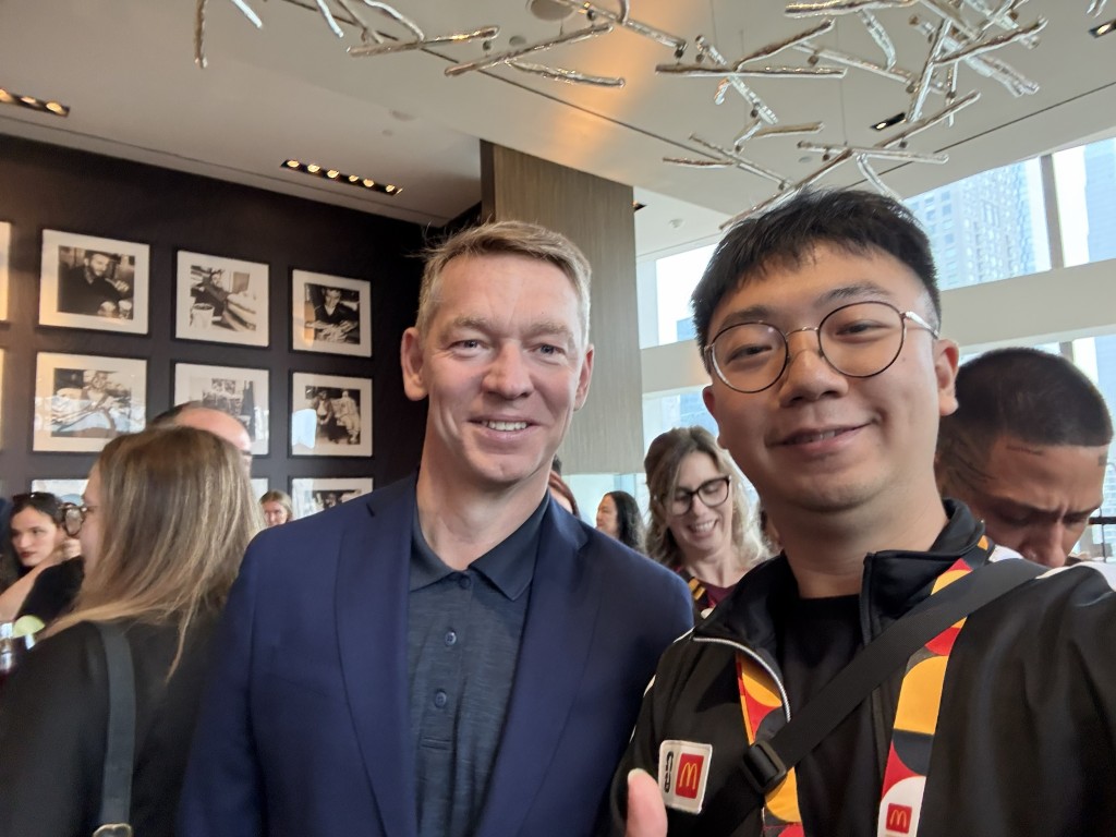 Connor 在麥當勞安排的歡迎會上,有幸與麥當勞全球主席及行政總裁 Chris Kempczinski 見面。 Connor 在麥當勞安排的歡迎會上,有幸與麥當勞全球主席及行政總裁 Chris Kempczinski 見面。