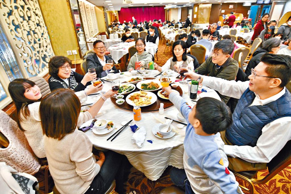疫苗氣泡初步定於農曆新年後擴大,市民有望於節日出外聚餐。