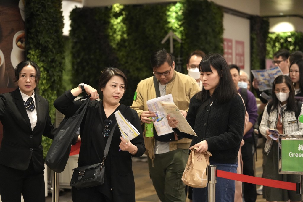 多名準買家到達位於南昌站上蓋V Walk的售樓處，以年輕用家及家庭客為主。