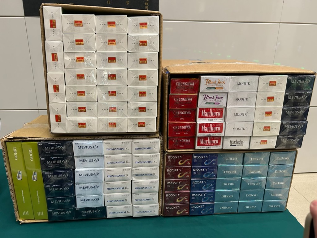 海關檢獲27600支懷疑私煙。曾志恒攝 海關檢獲27600支懷疑私煙。曾志恒攝