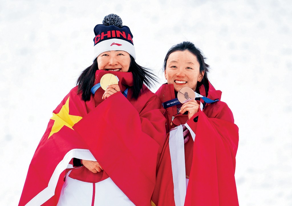 徐夢桃(左)在自由式滑雪女子空中技巧奪金。