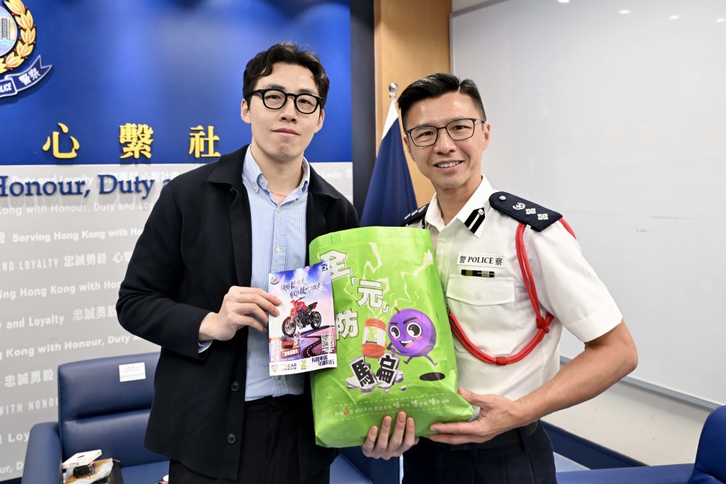 元朗警區指揮官梁仲文總警司(右)表示，「元朗智車保計劃」強調「主動出擊」、「攻守兼備」及「警民合作」三大方針，善用科技提升警區治安情況。 劉駿軒攝