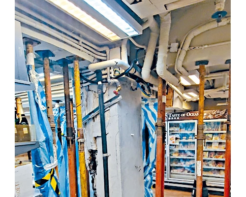 店鋪主力柱石屎爆開,人員安裝臨時支架支撐。