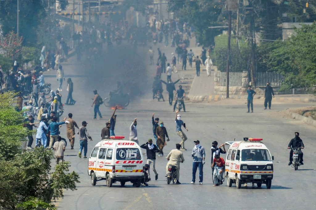 巴基斯坦卡拉奇美領館外爆衝突 至少9死25傷。路透社