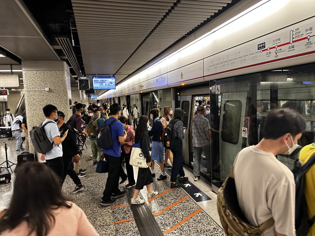 荃湾綫列车服务恢复正常。梁国峰摄