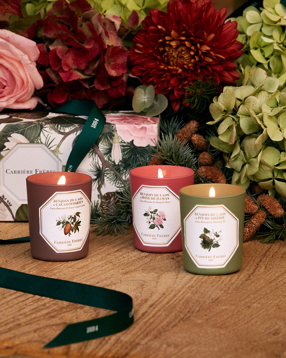 Scented Niche節日植物禮盒套裝/$980，包括三款分別聚焦果香、木香和花香的小型蠟燭，最適合用來裝飾餐桌。