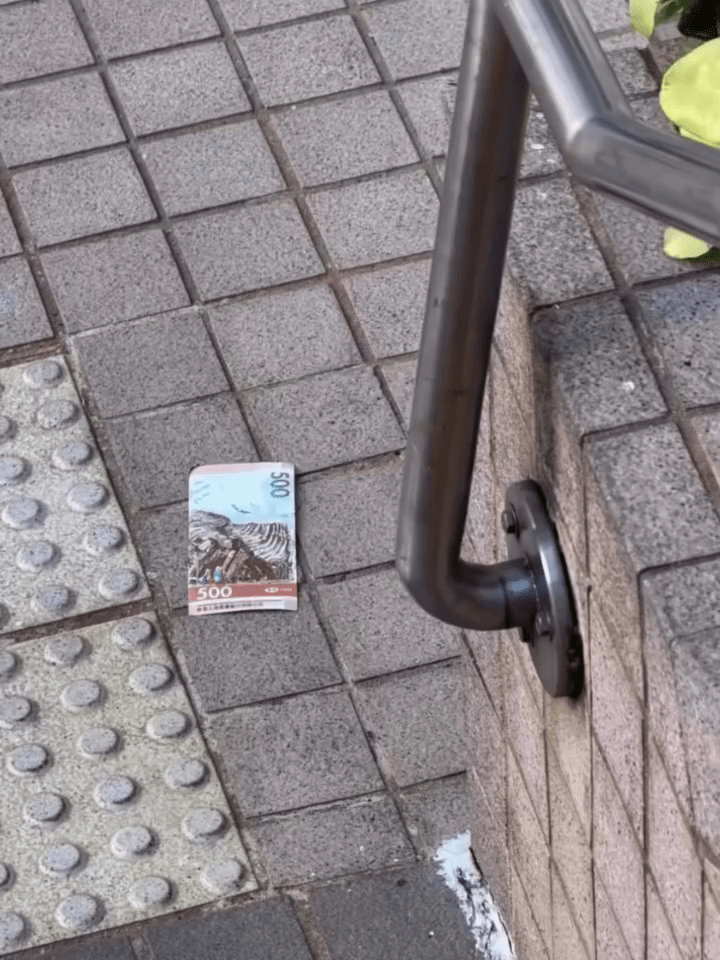 鈔票散落在樓下休憩處地面。FB:車神@車Cam L(香港群組) 鈔票散落在樓下休憩處地面。FB:車神@車Cam L(香港群組)
