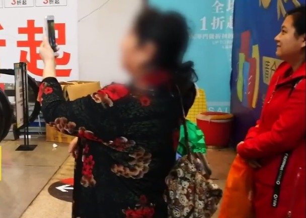 男童的家長為孩子拍攝影片。(網圖)