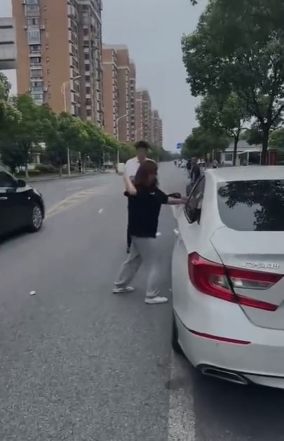  上海妹「隨機車震」報復渣男，被司機拒絕她崩潰砸車。
