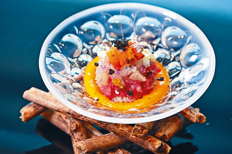 鲔碎牡丹虾配海胆酱
将甜美的吞拿鱼碎伴牡丹虾及海胆酱，集合了三种当造海产的鲜味。