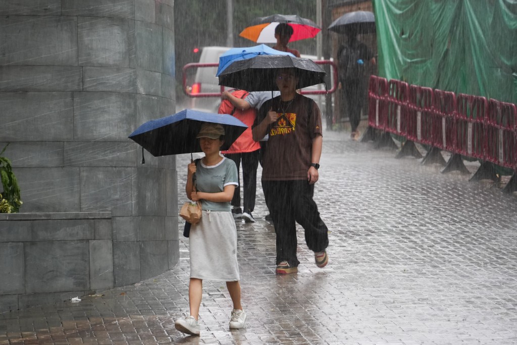 天文台發出今年首個黑色暴雨警告信號。吳艷玲攝 天文台發出今年首個黑色暴雨警告信號。吳艷玲攝