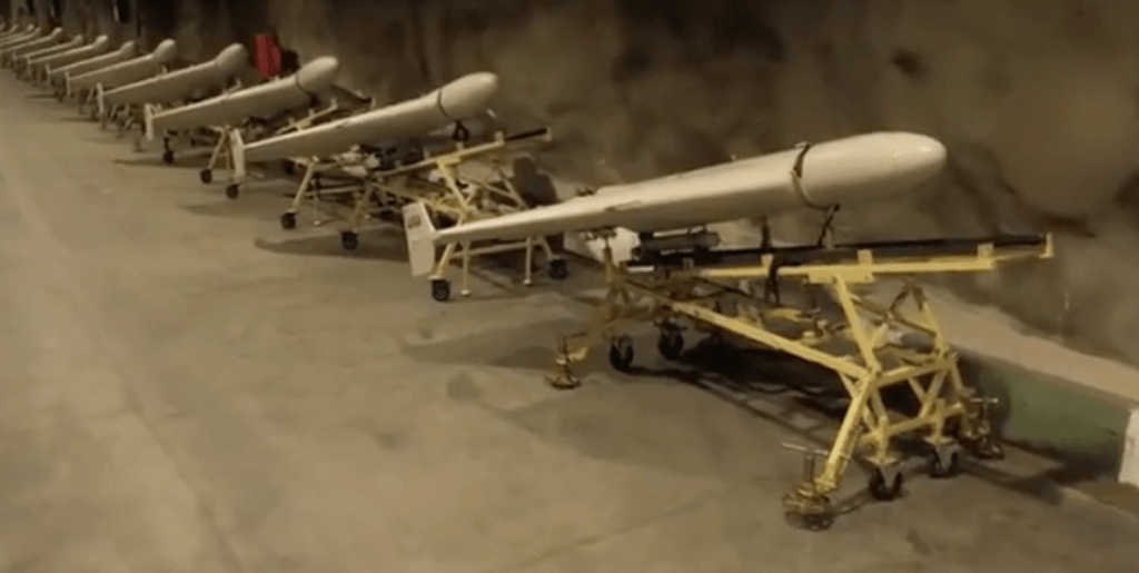 影片顯示，在燈火通明的隧道內，兩側整齊排列著大量「沙赫德-136」（Shahed-136）自殺式無人機。