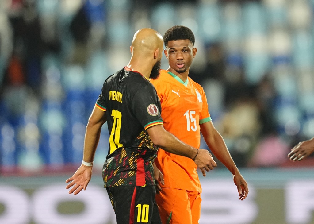 迪亞路和曼聯隊友麥比奧莫同場較量。法新社