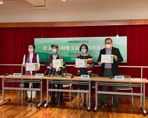 郑耀棠(左二)表示，中央积极回应他的提案。