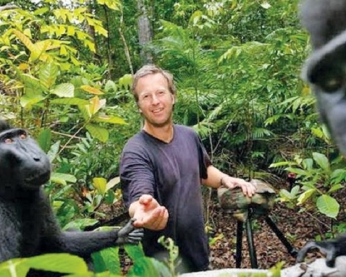 野生動物攝影家David Slater在印尼布置自動相機設備,拍攝極度瀕臨絕種的獼猴照片。網上圖片