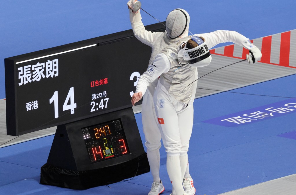 張家朗晉級男子花劍32強淘汰安徽曹博。徐嘉華攝 張家朗晉級男子花劍32強淘汰安徽曹博。徐嘉華攝