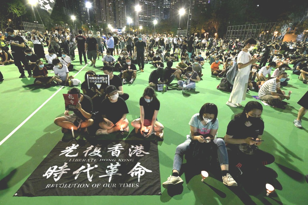維園大批人聚集悼念。