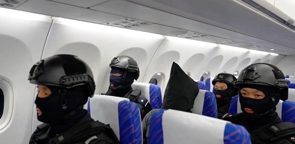 陈志犯罪集团骨干成员李雄被押解回国。《人民日报》 陈志犯罪集团骨干成员李雄被押解回国。《人民日报》