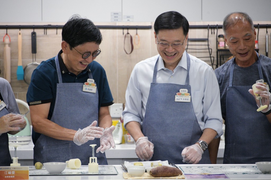 李家超探访康健中心期间，与会员一同制作健康月饼。资料图片