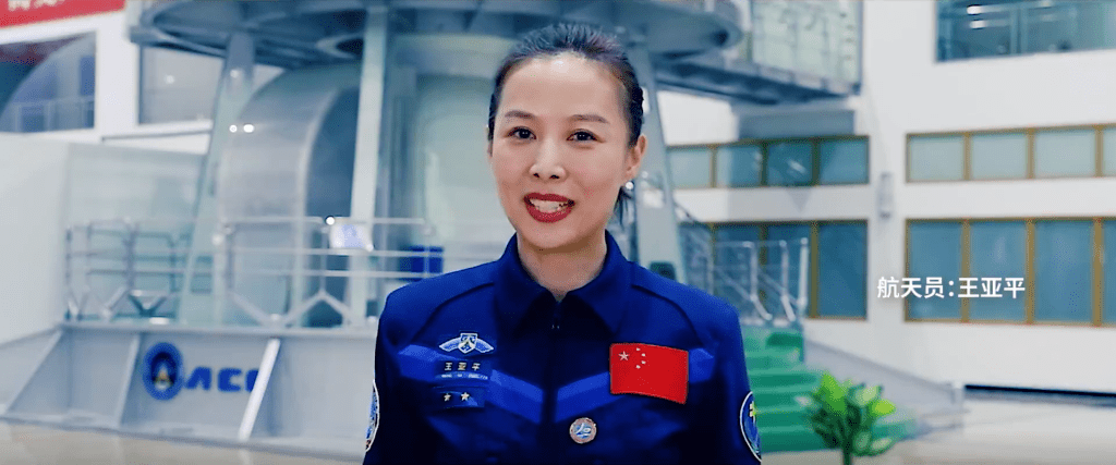 中国首位出舱的女太空人王亚平。影片截图