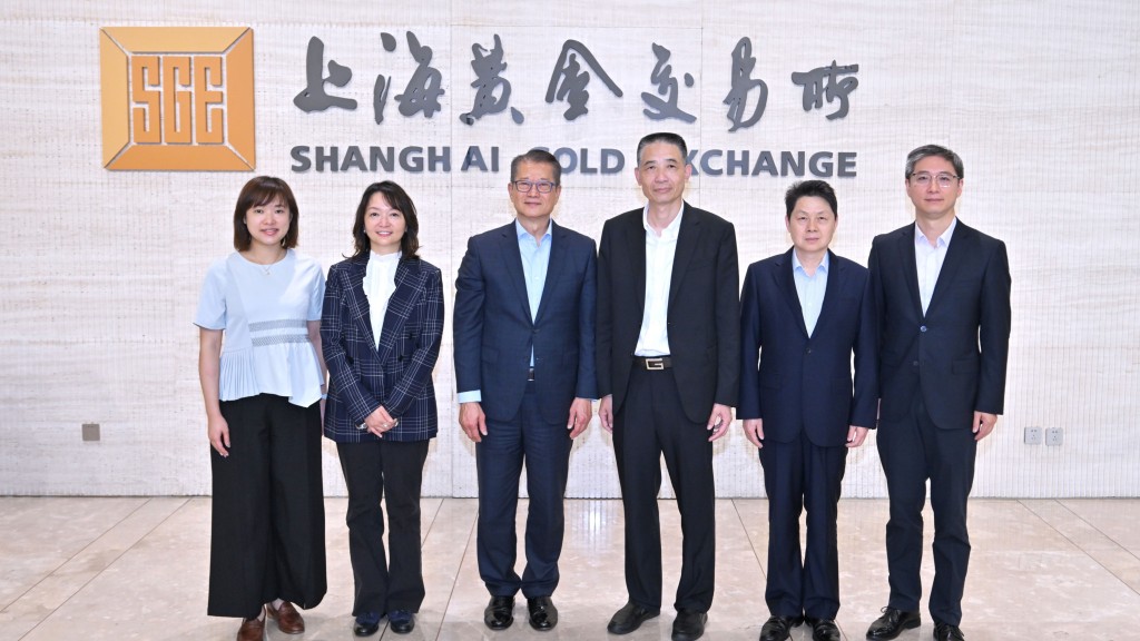 陈茂波（左三）、上海黄金交易所理事长余文建（右三）、香港特别行政区政府驻上海经济贸易办事处主任黄凯怡（左二）和上海黄金交易所其他负责人合照。