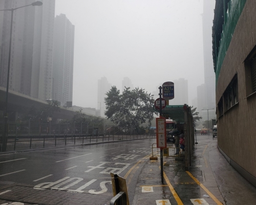 天文台指荃灣區雨勢特別大。