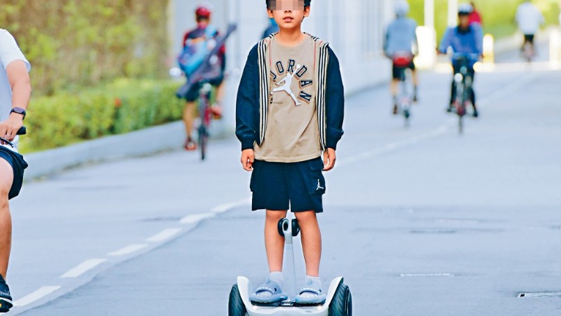 電動單車、電動滑板車等電動可移動工具，近年在港越趨普及。資料圖片