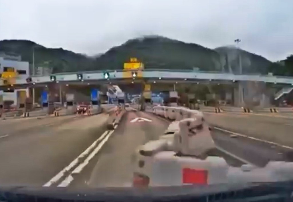 隧道收費亭前水馬被吹出行車綫。HongKong CarCam影片截圖