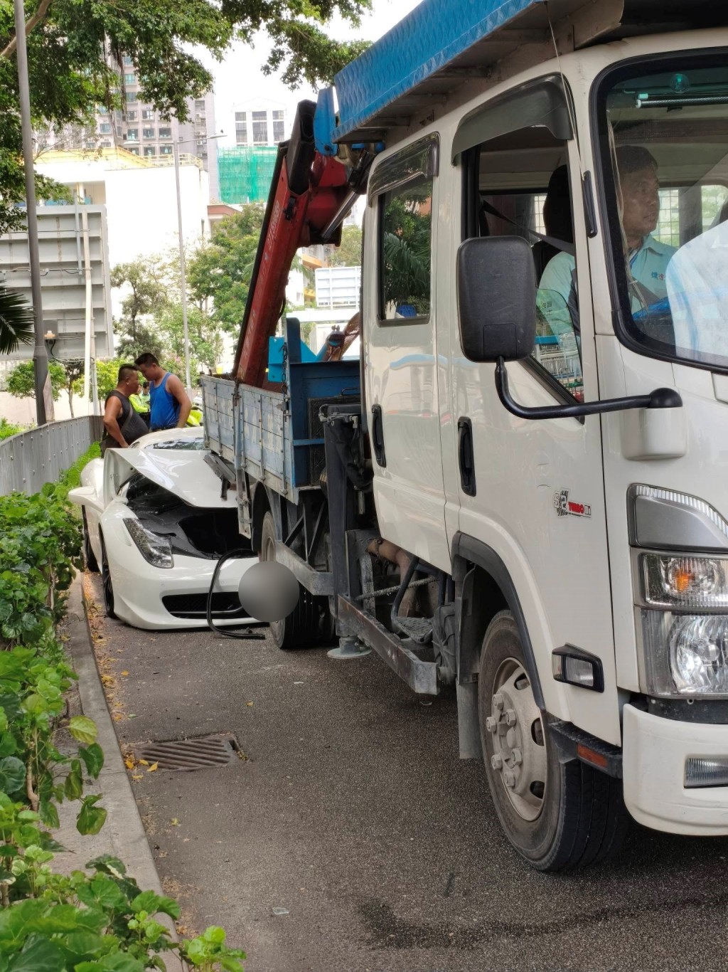 法拉利車頭撞毀。網上圖片 法拉利車頭撞毀。網上圖片