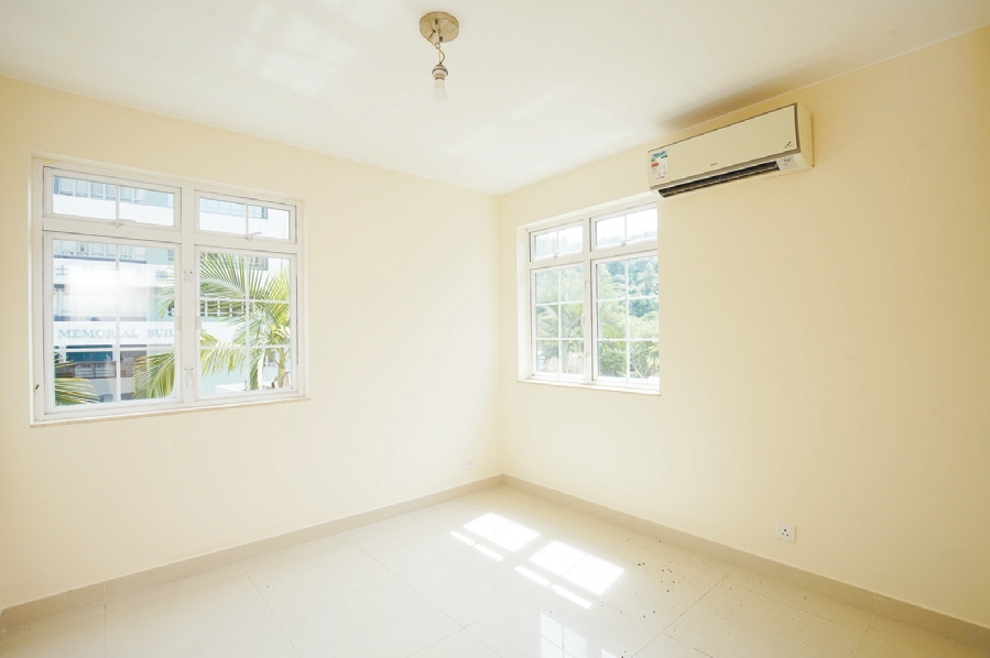 此房設雙邊窗，引入更多自然光。