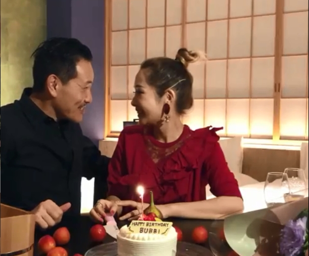 Jade与丈夫杨长智大送放闪弹。IG图