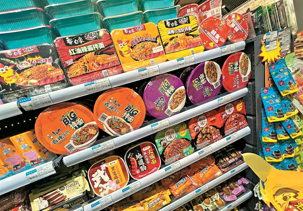 廣州東站便利店貨架上已不見泡麵，取而代之是撈麵及拌麵。