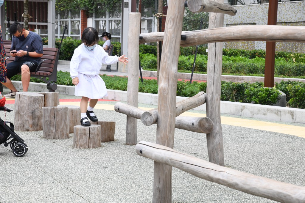 彩虹樂園中的「叢林探索」區域設有木製平衡步道、繩網攀爬架和金屬彈簧平衡木等體驗,全部以不同物料製成,為小朋友帶來多種觸感探索。