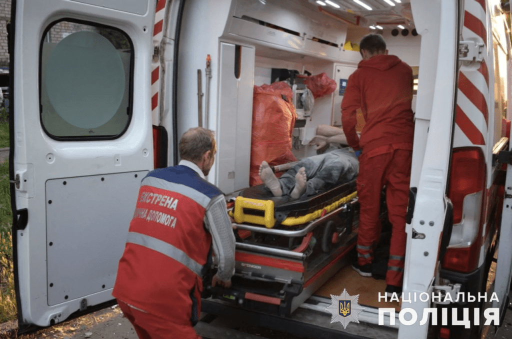 周二，乌克兰顿涅茨克地区克拉马托尔斯克中部遭受俄罗斯导弹袭击后，医务人员救出一名受伤男子。路透社