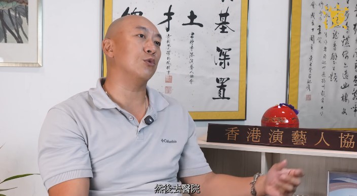李嘉當時膝頭哥粉碎骨裂。 李嘉當時膝頭哥粉碎骨裂。
