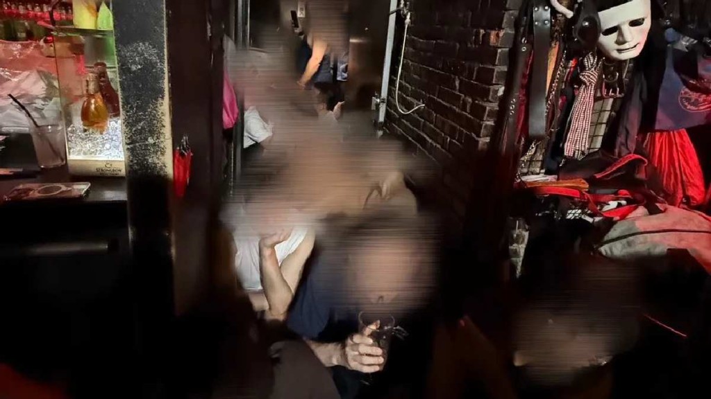 台北警方搜查同志酒吧爆出歧視風波。