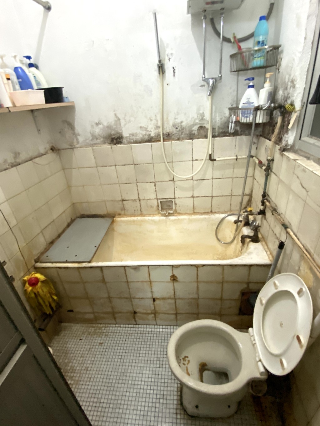 浴室及厕所充斥久未清洁的污垢。