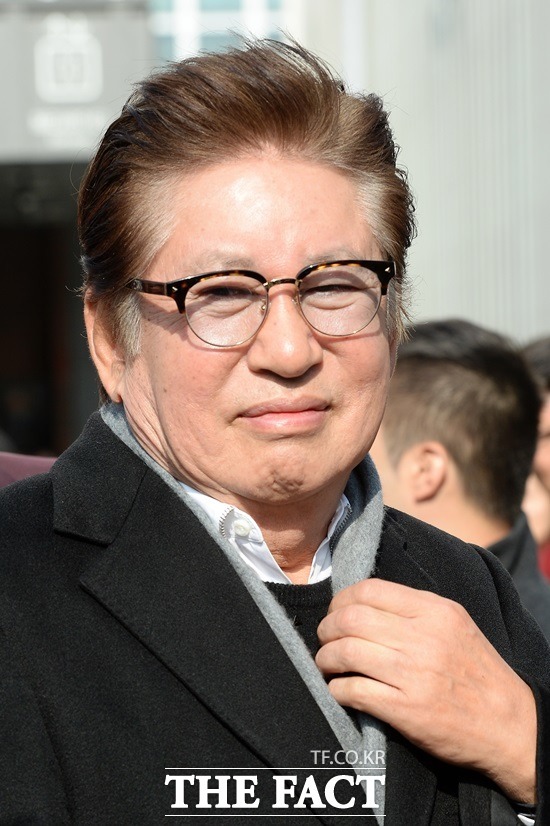 曾亮相《花樣爺爺》的金容建於2022年被爆獲女友產下一子。 曾亮相《花樣爺爺》的金容建於2022年被爆獲女友產下一子。
