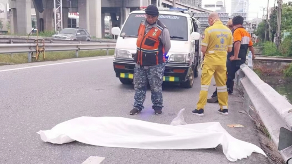 中國遊客暴斃泰國公路。
