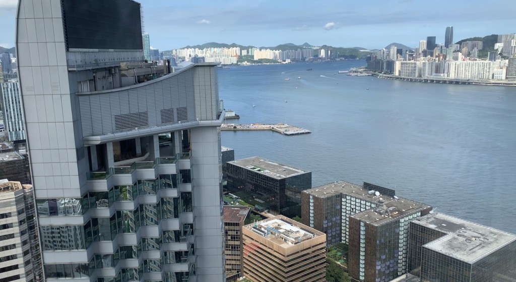 单位外望可享维港美景。