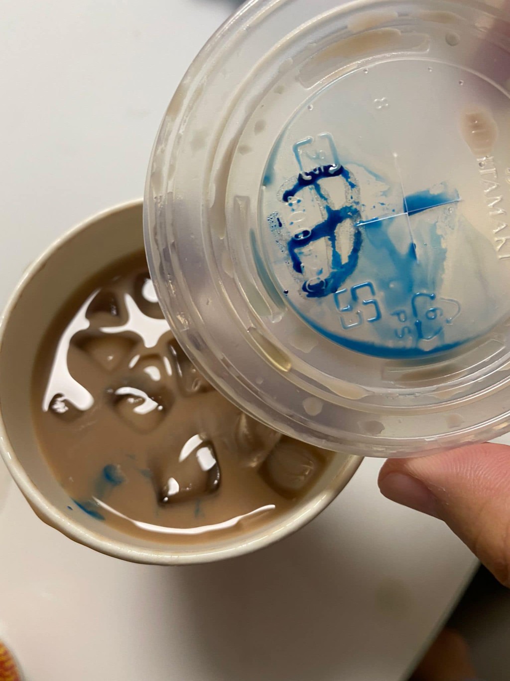 有市民發現外賣印品杯蓋上標示的墨水，溶在了飲品之中。群組將軍澳主場網民圖片