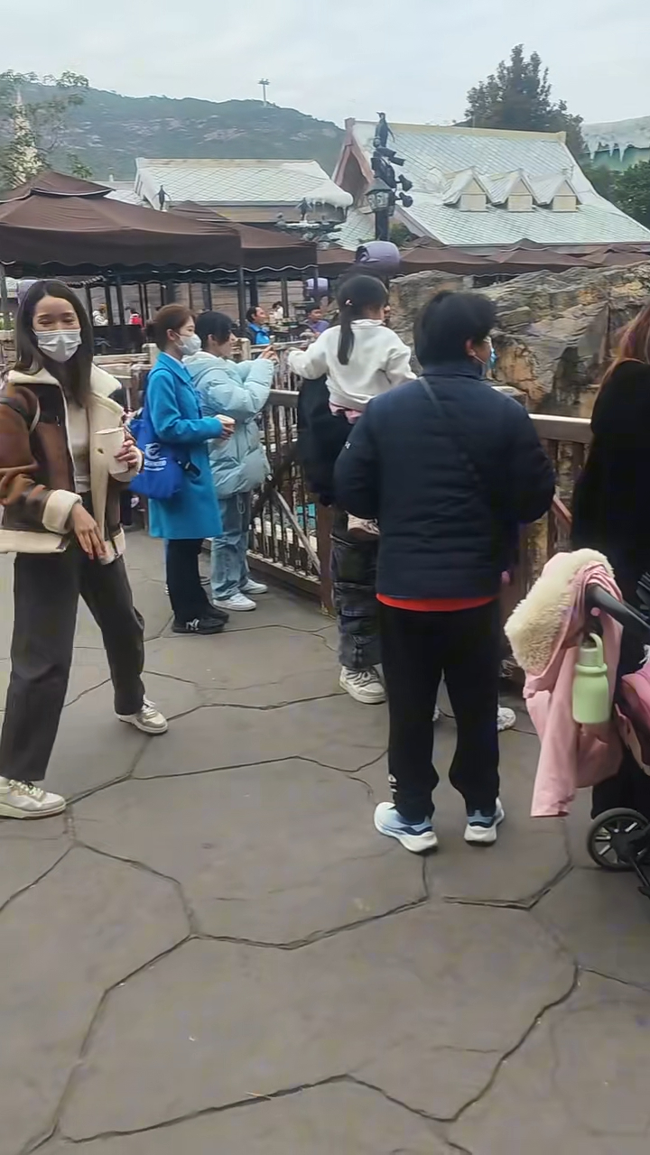 王祖蓝与李亚男则在一旁等待两个爱女，期间亦曾挥手提醒她们要注意安全。