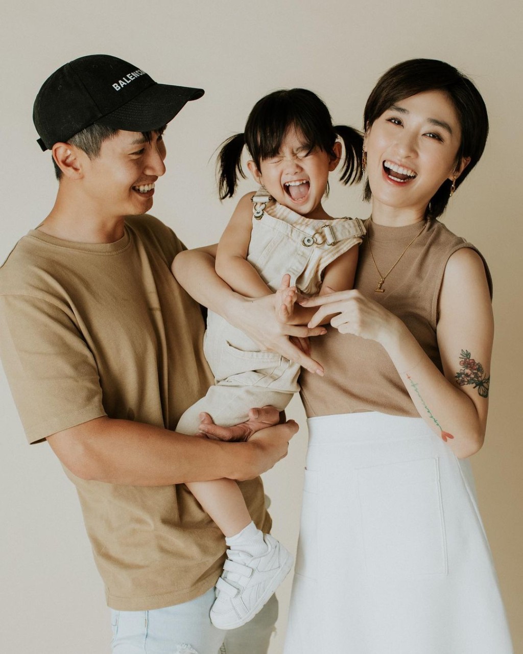 其實老婆Leanne(右一)都不時拍片,唔知佢識唔識剪片呢?