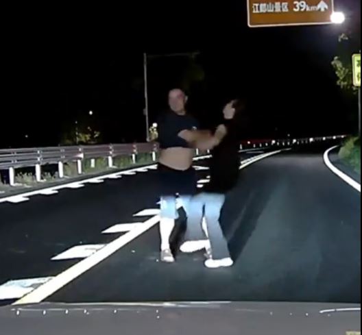 浙江女子心情不好走出馬路攔車，被母親一巴掌打飛眼鏡拉回。抖音＠李戴桃疆