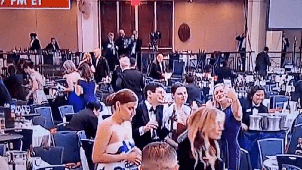 在混亂的撤離過程中，兩名女賓客被拍到迅速從多張無人看管的餐桌上，連續拿走至少兩瓶紅酒離開。