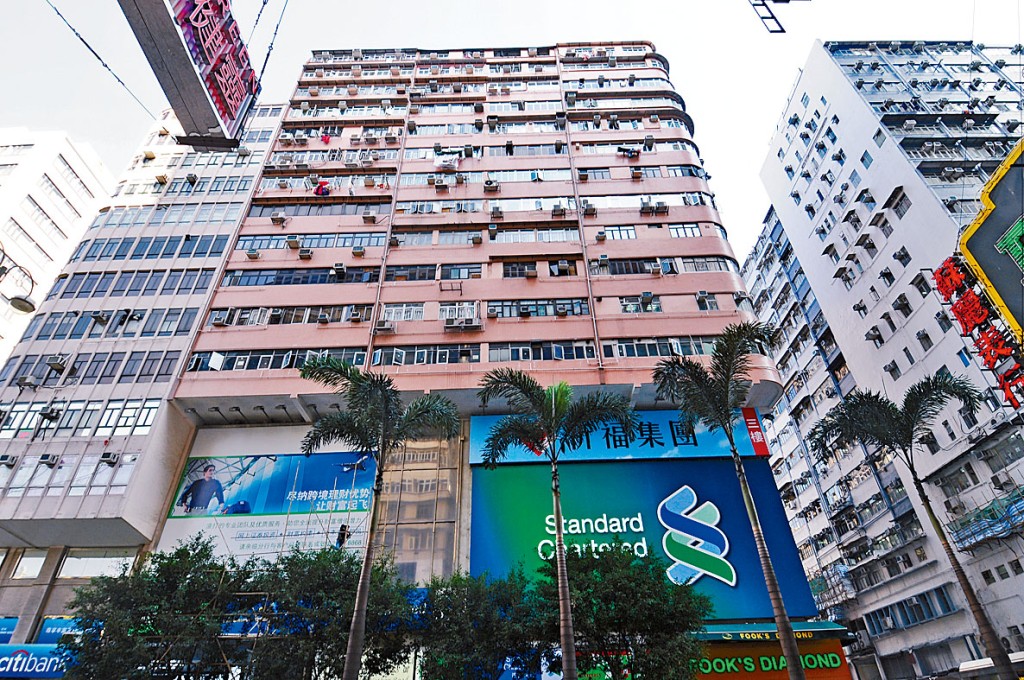 尖沙嘴彌敦道66至70號金冠大廈一個巨鋪，由六福珠寶以每月55萬承租。