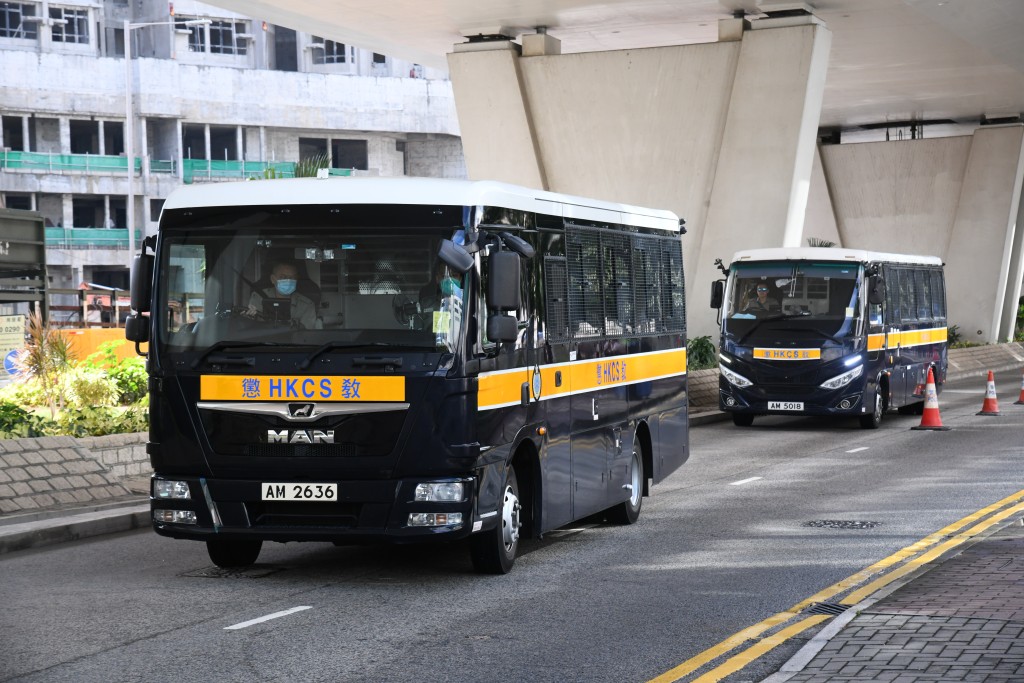 各被告由囚車押送到法庭。