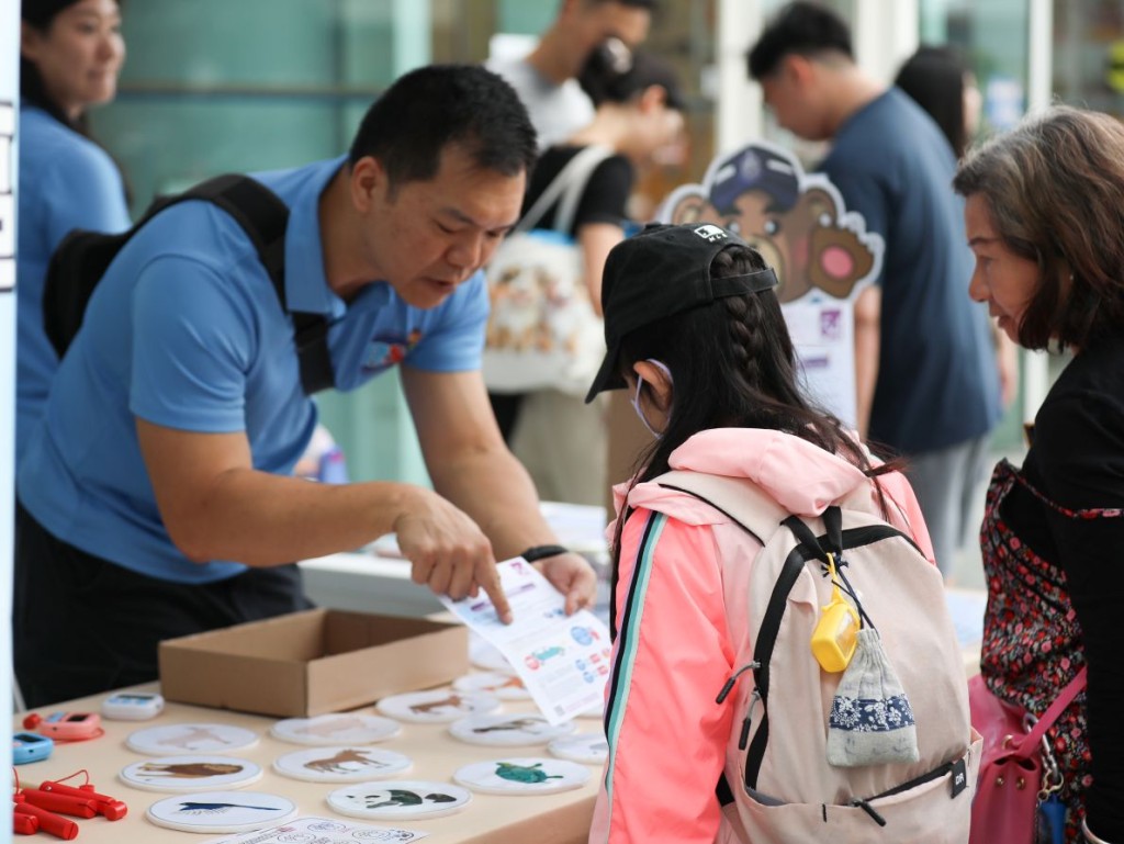 不同政府部門、志願機構及企業設置遊戲攤位及打卡點,透過寓教於樂的方式向市民推廣愛護動物和守法防罪意識。 不同政府部門、志願機構及企業設置遊戲攤位及打卡點,透過寓教於樂的方式向市民推廣愛護動物和守法防罪意識。