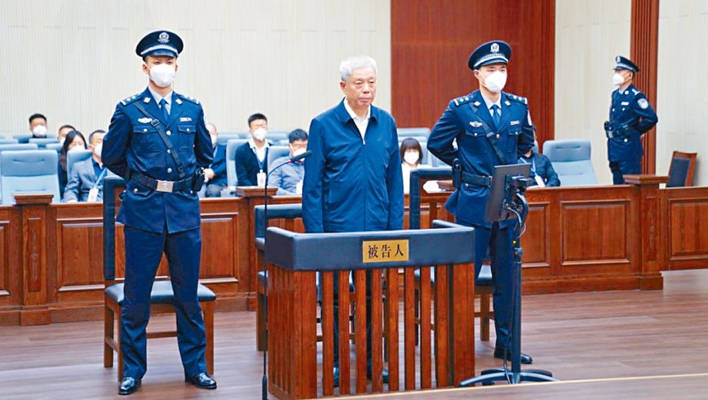 國安部前高官劉彥平滿頭白髮受審。