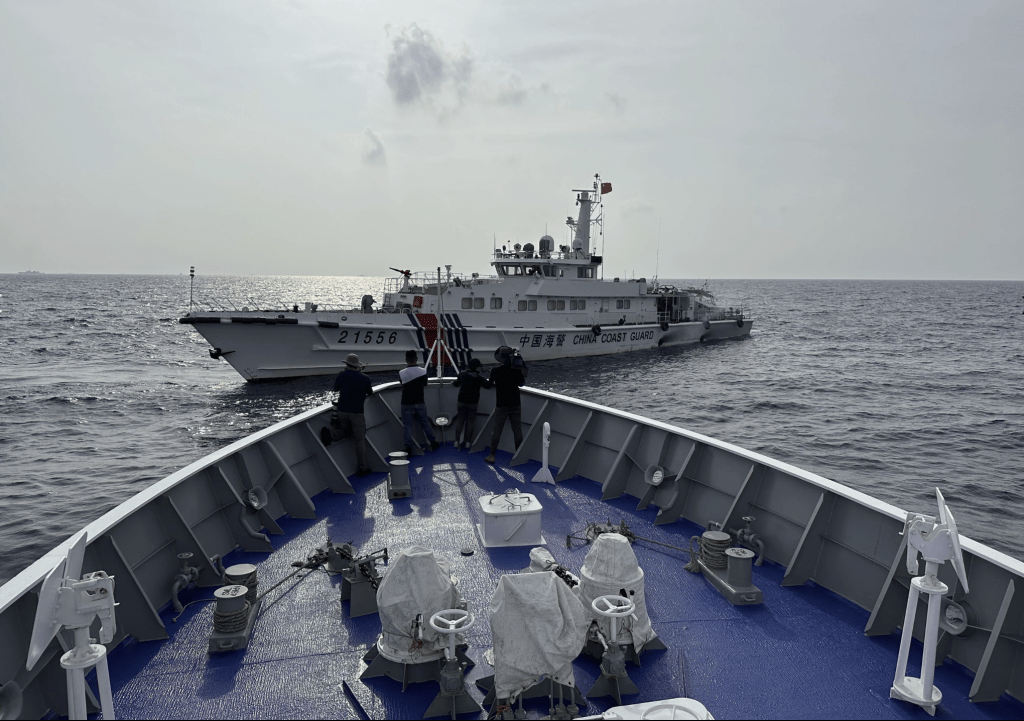 菲律賓海警船和補給船周三在仁愛礁附近海域，遭到中國海警船和民兵船近距離攔截。美聯社